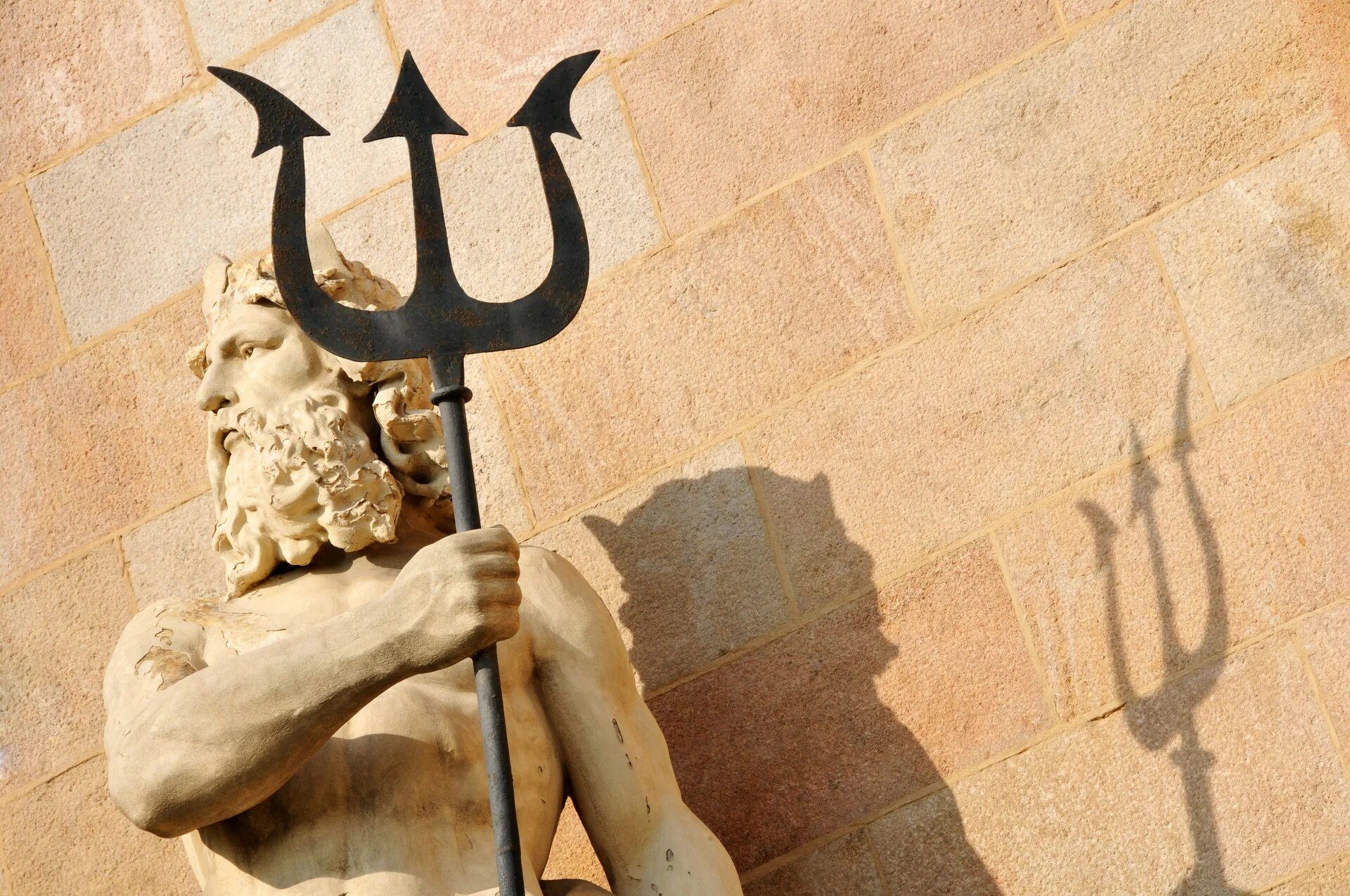 Статуя с трезубцем. Бог посейдон мифология греции. Посейдон (мифология). Посейдон бог древней греции. Греческие боги с трезубцем.