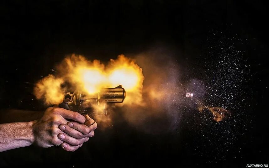 При выстреле из пистолета вылетает