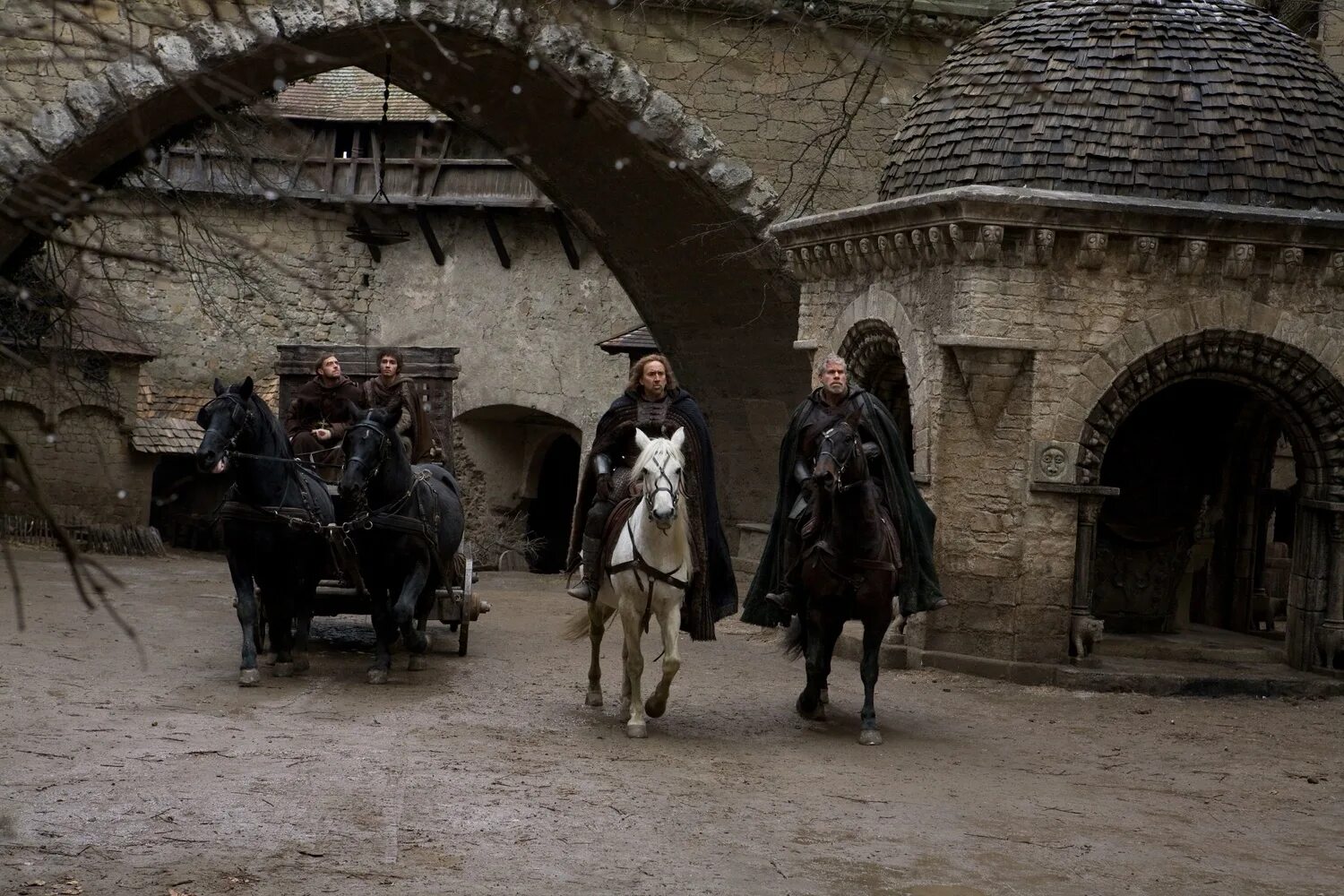 фэлсон время ведьм. фелсон. время ведьм 2. николас кейдж охота на ведьм. время ведьм фильм 2010.