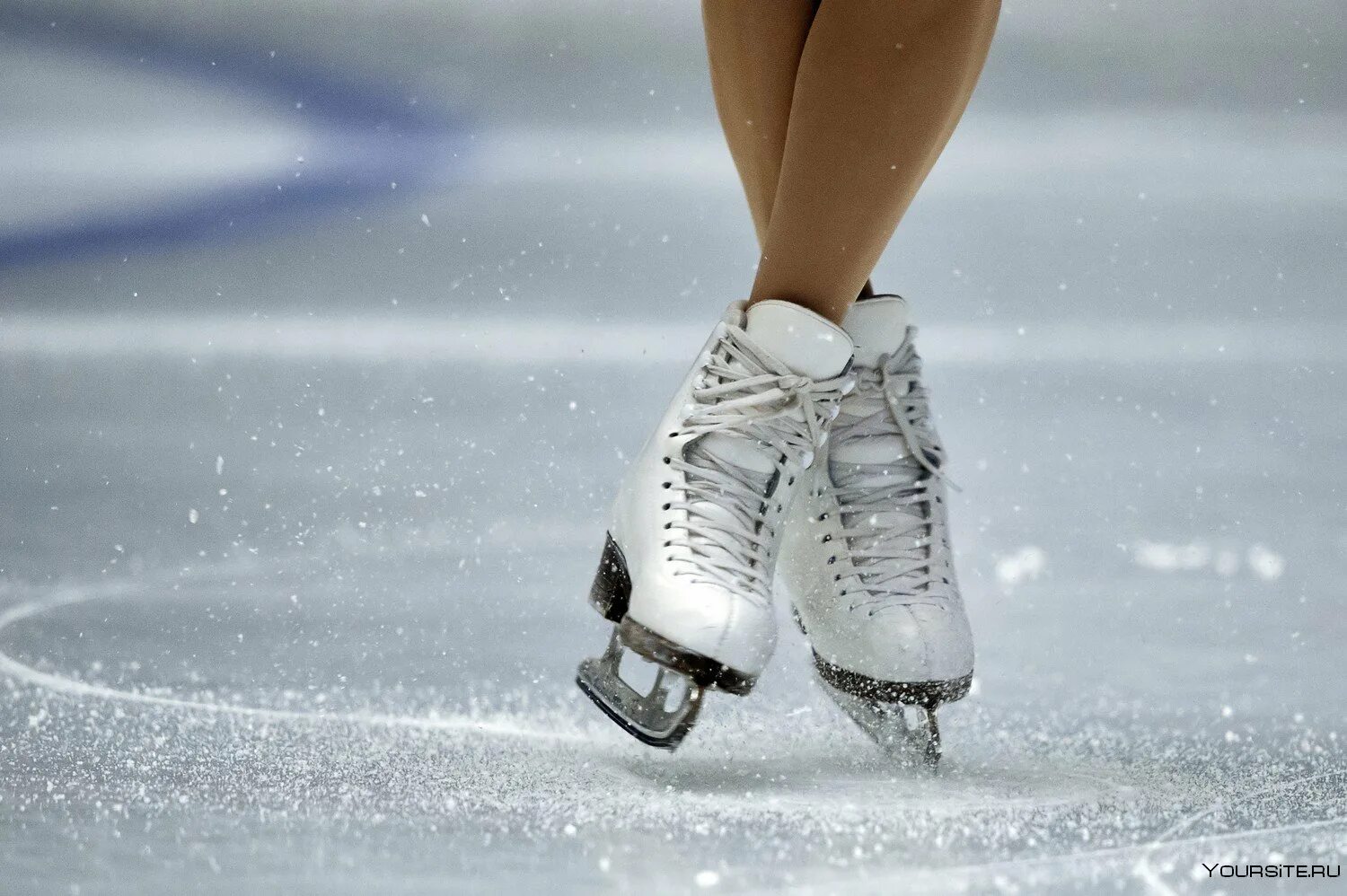 Лед коньки каток. Коньки на льду. Коньки фигурные на льду. Фигурное катание на коньках.