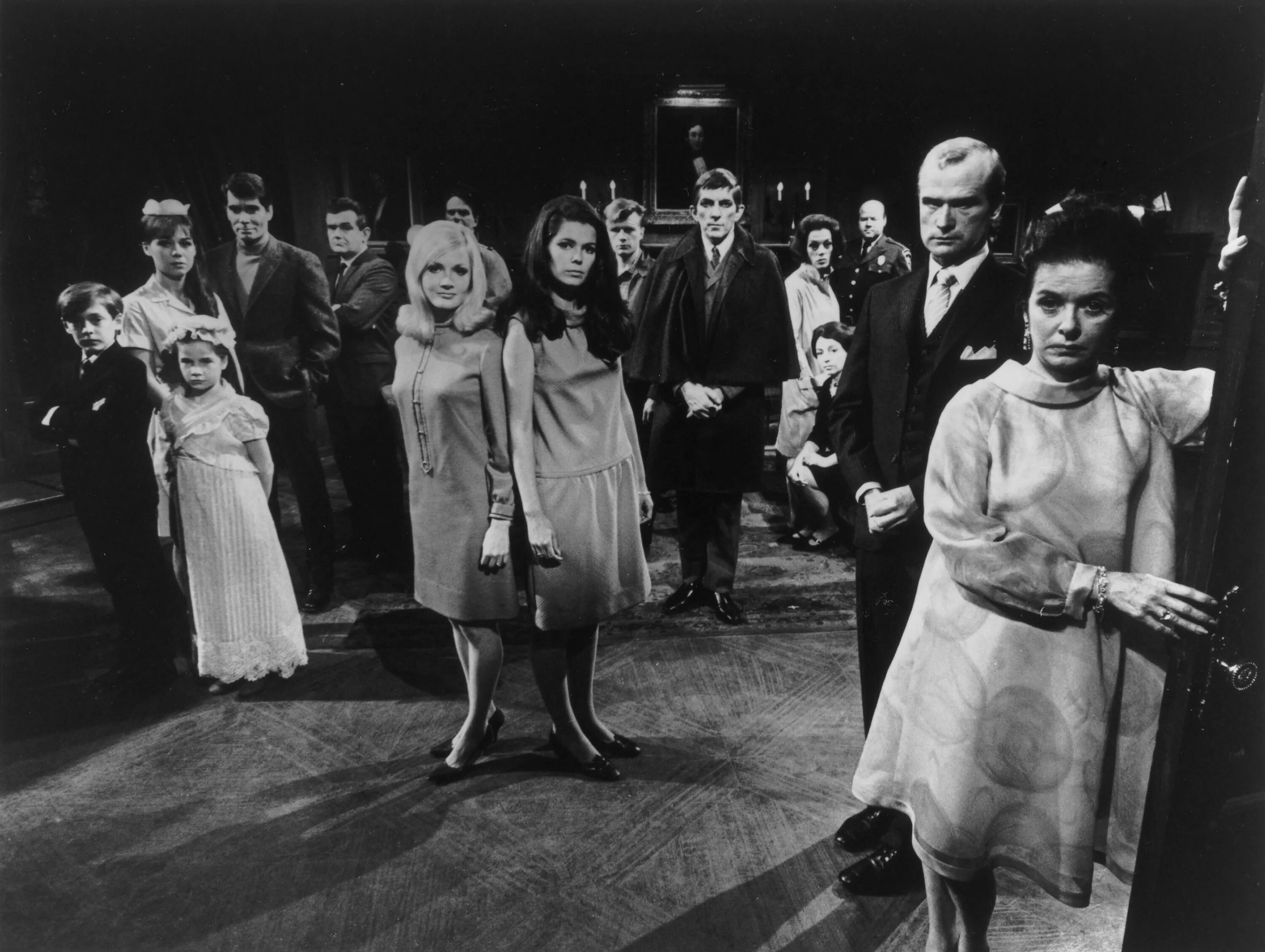 Joan bennett dark shadows. Барнабас коллинз 1966. Мрачные тени 1966. Мрачные тени 1966. Мрачные тени 1966.