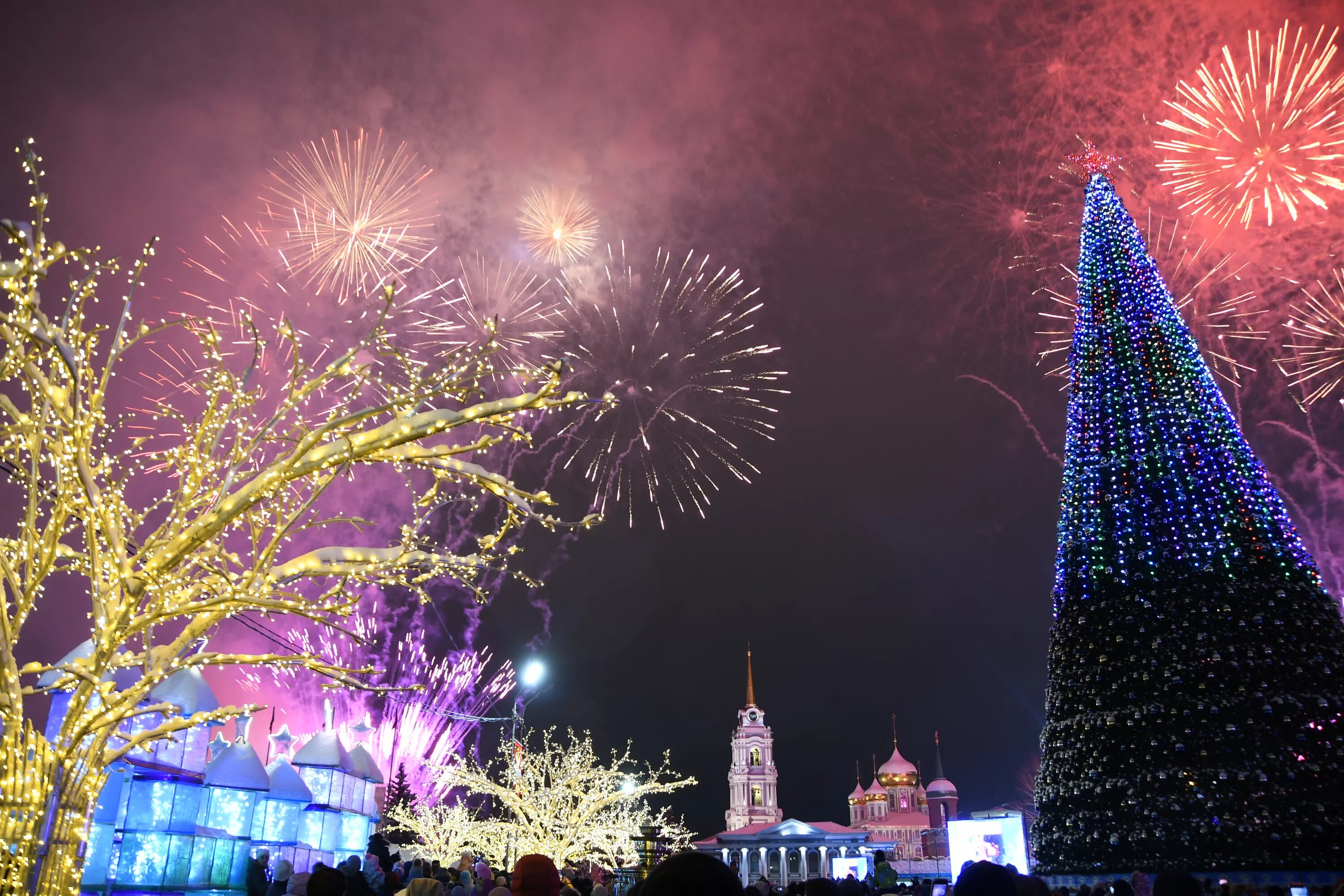 тульская елка 2020 на площади. елка на площади ленина тула 2020. новогодний проспект революции. фото площадь ленина тула елки. встреча нового года в туле.