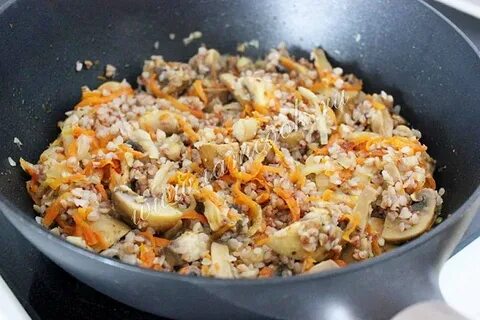 Грибы с луком и морковью на сковороде