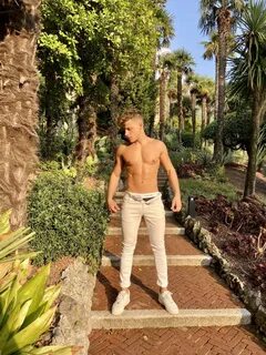 Manuel Dosio si spoglia su Twitter per promuovere il suo profilo OnlyFans.