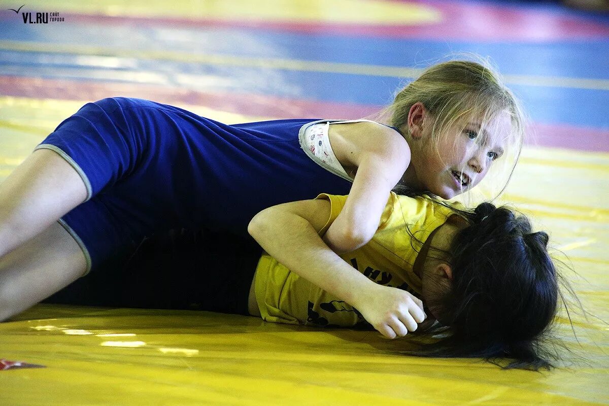 Девочка против девочки в борьбе. Борьба девочки. Спортивная борьба дети. Милена виноградова. Девушка победила мальчика.