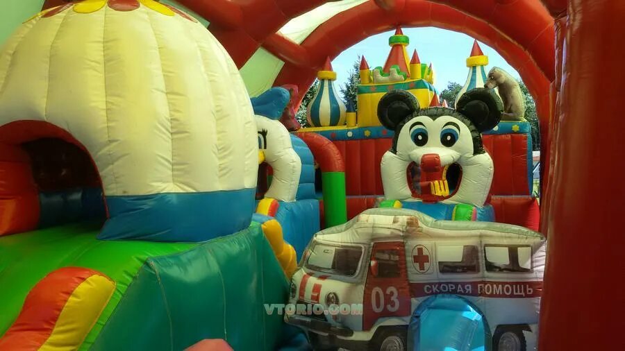 Батутный парк атмосфера каширская плаза. Детские надувные аттракционы. Аттракцион надувной батут. Батутный центр тюмень сити. Детский аттракцион батут.