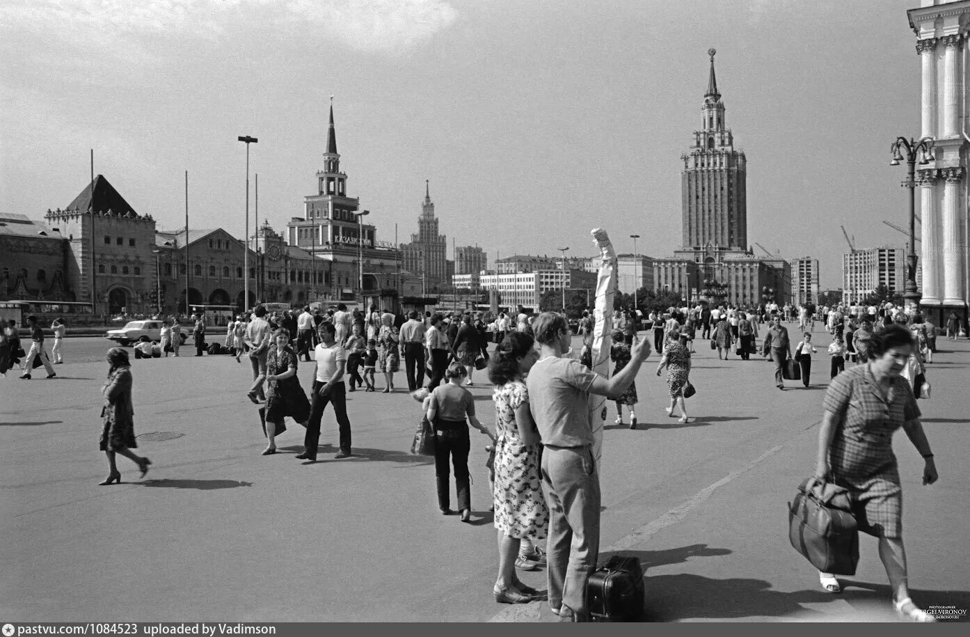 Москва 80х. Комсомольская площадь 1980 год. Москва в 90-е площадь трех вокзалов. Комсомольская площадь СССР. Площадь трех вокзалов 90е.