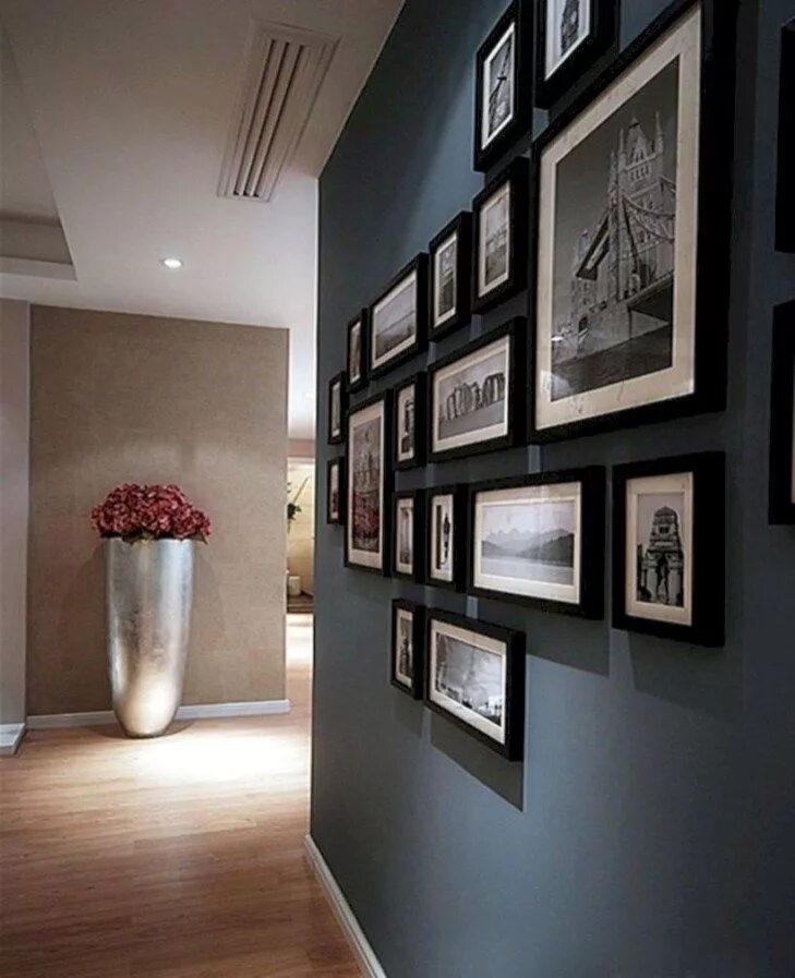 What a fun bold entrance hall by #rachelwinham #entrancehall #wallpaper #hallway