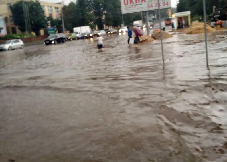 Наводнение в орле. Ливень в Орле. Потоп на заводе. Потоп на Медведево Орел. Сильный потоп в Орле.