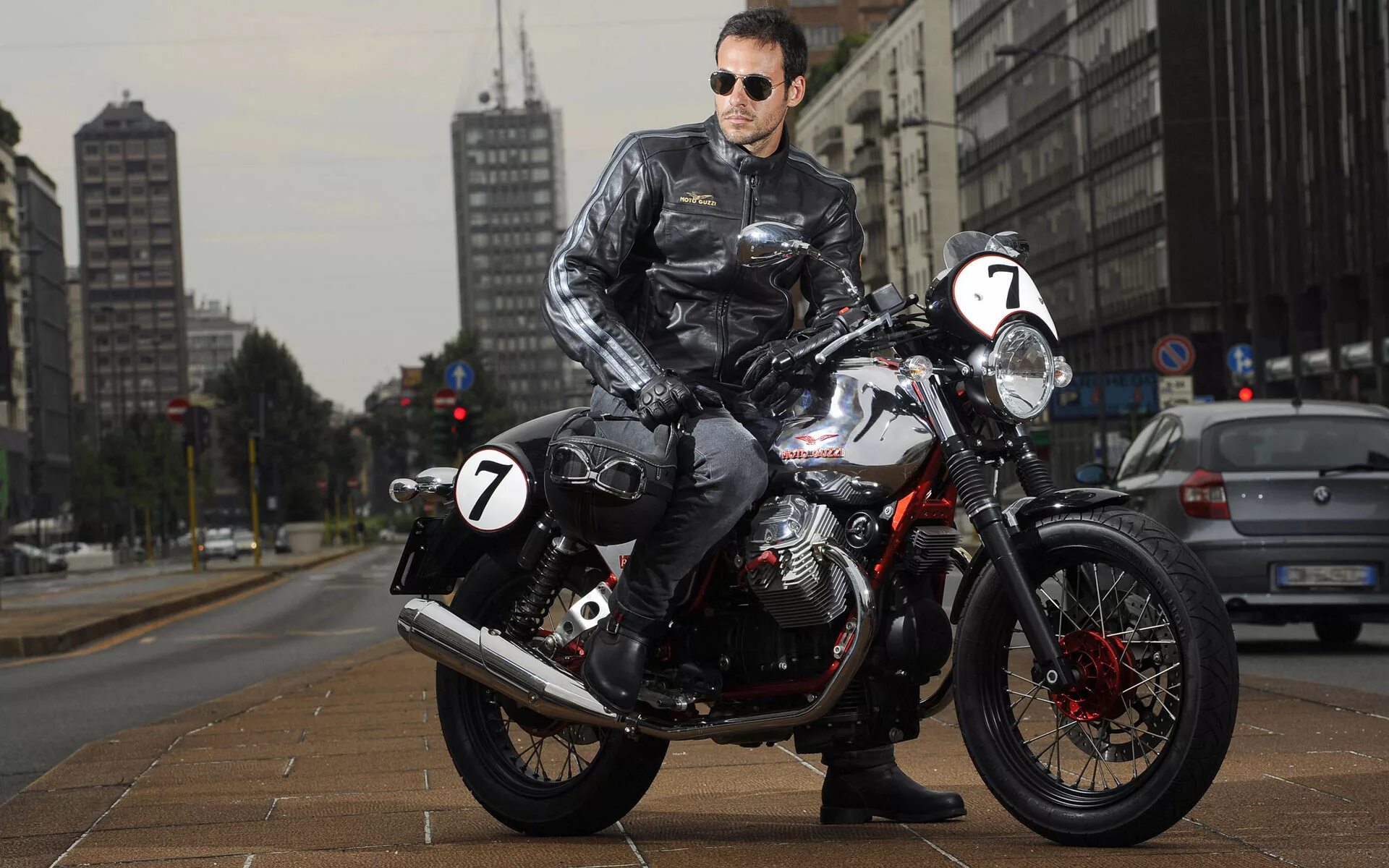 Байк стиль. V7 Racer, 2011. Biker on Moto Guzzi. Человек на мотоцикле. Мужчина на мотоцикле.