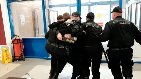 Обыск охранником