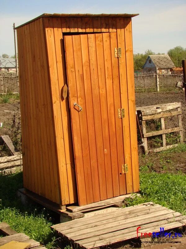 Туалет уличный деревянный. Туалет уличный деревянный. Уличный туалет для дачи. Туалет дачный. Туалет из дерева для дачи.
