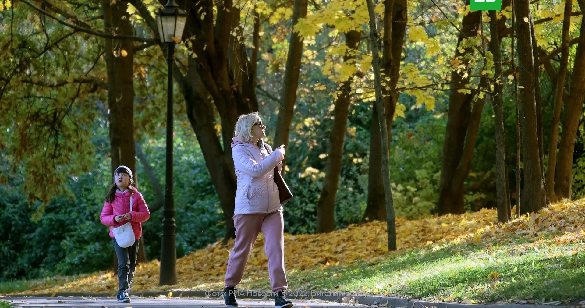 Осень в москве. Москва в сентябре. Манежная площадь москва 2022. Бабье лето в москве мгу. Красная площадь зарядье.