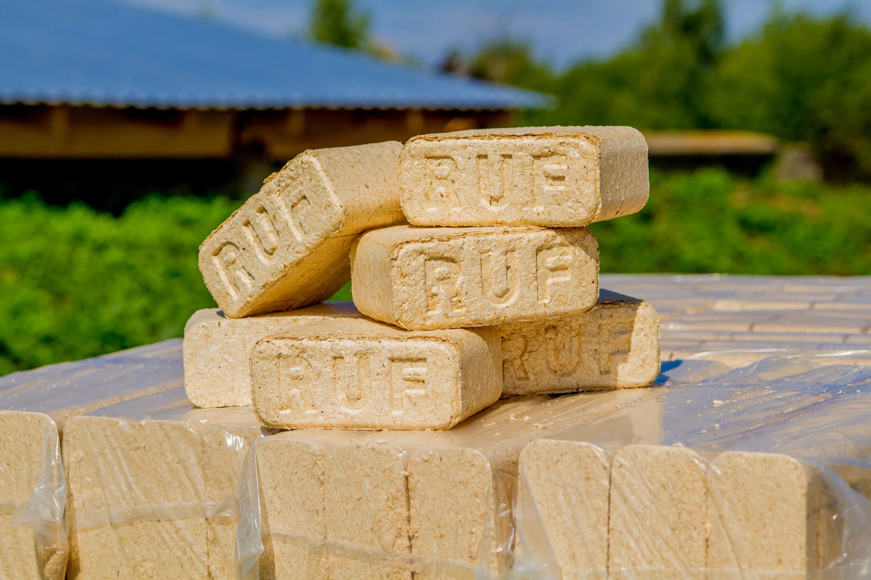 Брикеты топливные ruf 10 кг. Брикет это. Евродрова ruf топливные брикеты. Топливные брикеты ruf. Топливные брикеты пини кей (pini kay.