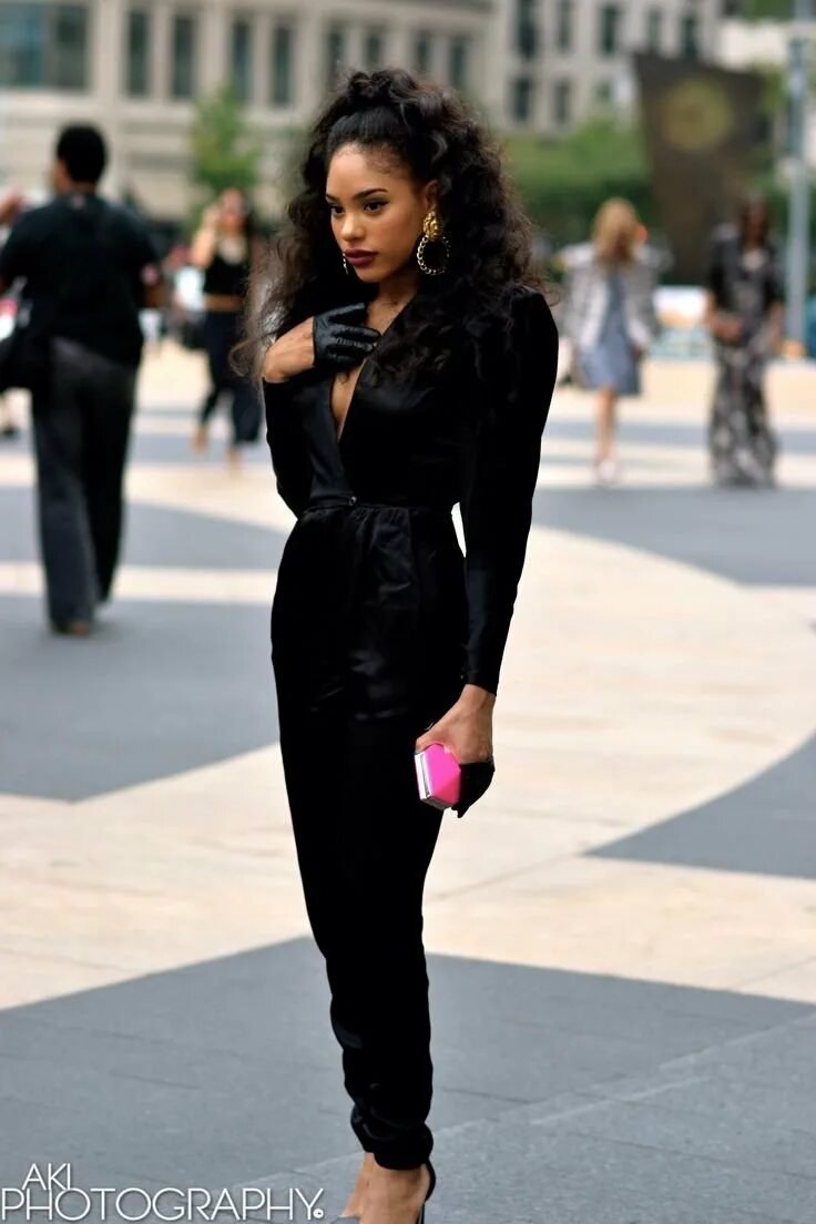 Характеристика черного цвета в одежде. Итальянский стиль в одежде для женщин. Тотал блэк аутфит. Кэжуал тотал блэк. Аннабель флер стиль.