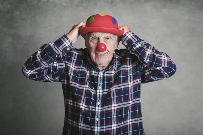 Дедушка клоун. Смешной дед. УГАРНЫЙ дед в очках и шляпе. Смешной дед удивленный. Дед с фотостоков.