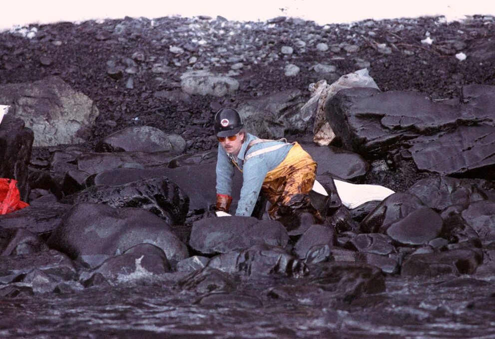 Потерпевшие северного. Экссон Вальдес 1989. Катастрофа Exxon Valdez в 1989 году. Выброс нефти из танкера «Эксон Валдиз». Крушение танкера Exxon Valdez.