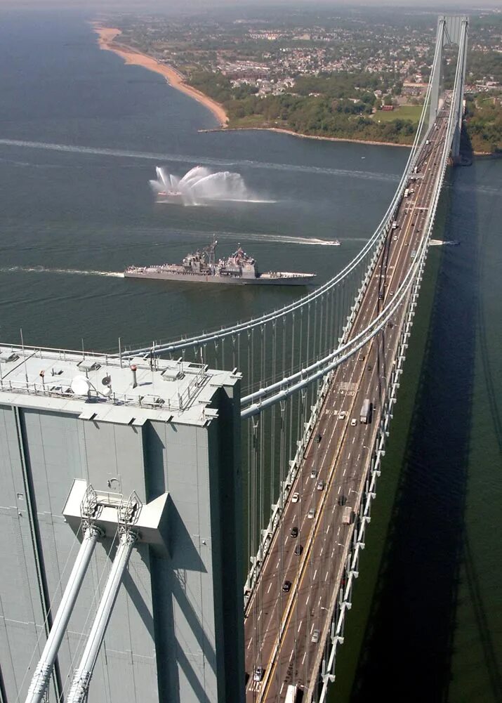 В сша через мост. Мост Верразано в Нью-Йорке. Стейтен Айленд Нью-Йорк. Нью Йорк Стейтен Айленд мост. Мост Верразано Нэрроуз.