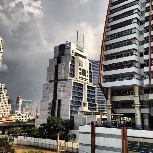 Robot building. Робот многоэтажка. Дом-робот» в бангкоке архитектор?. Uob bank thailand bangkok. Небоскребы бангкока.
