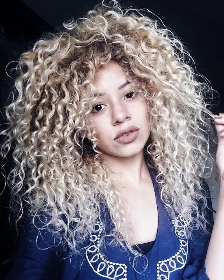 Shakira 2000. Белые кудри. Белые локоны с челкой. Блондинка с кудрявыми волосами. Песни кудри белые.