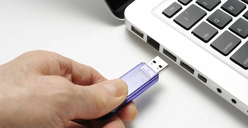 Вставить флешку в компьютер. Юсб порт. Вставить флешку в компьютер. Как вставить флешку. Как сделать флешку компьютер.