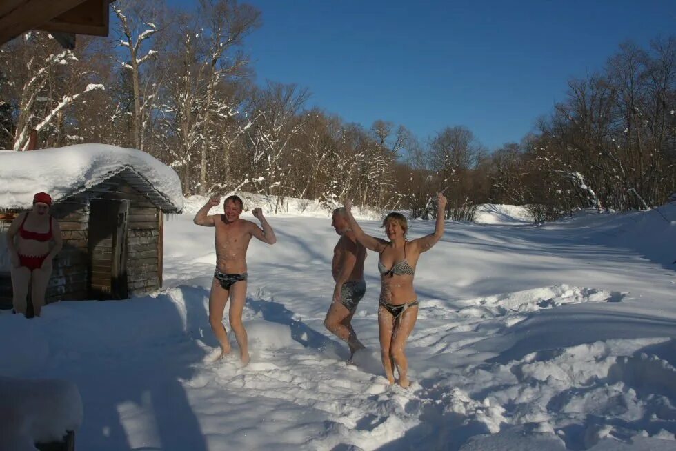 Нудистские бани в москве. Баня зимой. Купание в снегу. Русская баня зимой. Баня в деревне зимой.