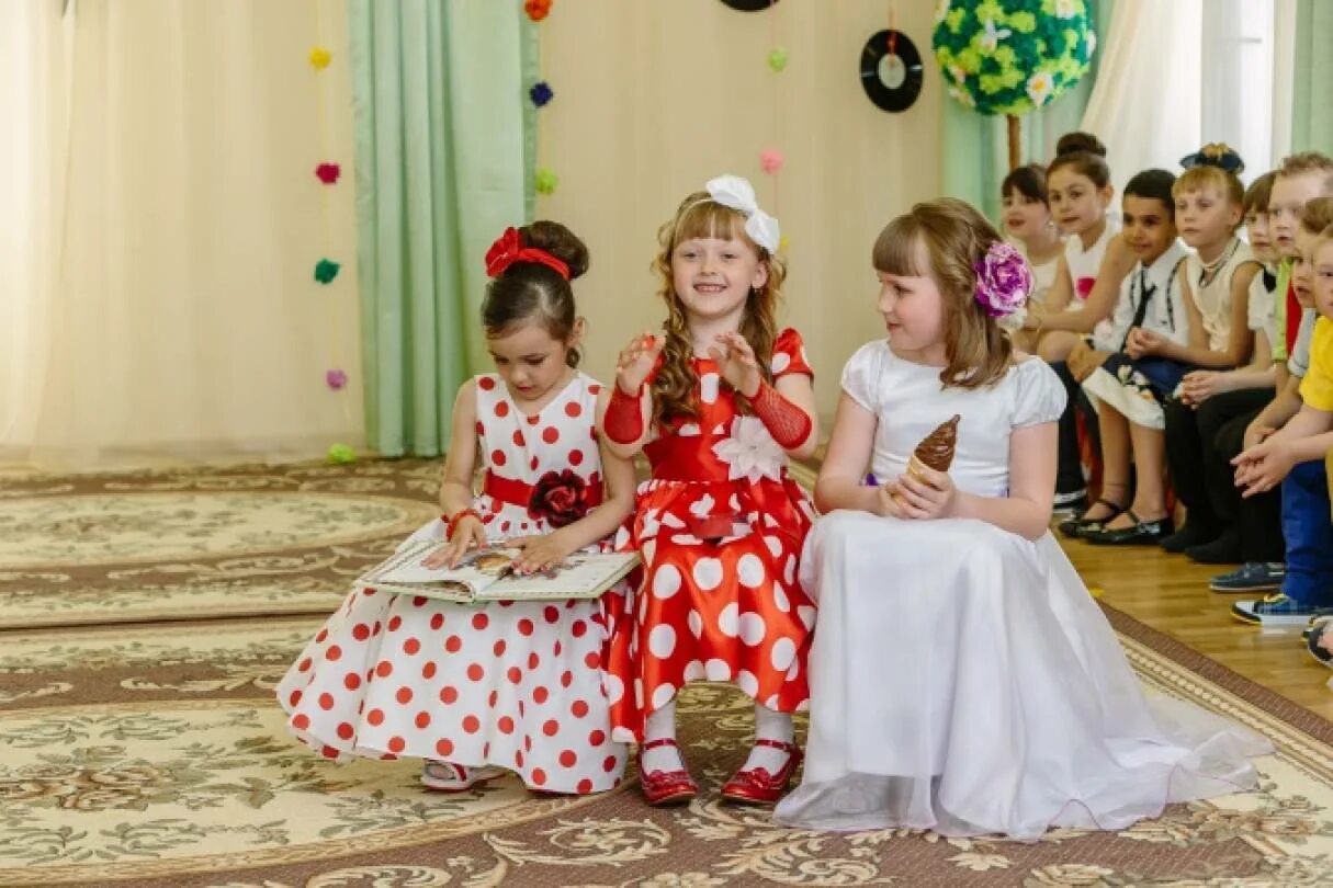 Одежда на утренник. Прическа на выпускной в детский сад в стиле стиляги. утренник в садике в стиле стиляг. утренник в стиле стиляги в детском саду. утренник в детском садике в стиле ретро.