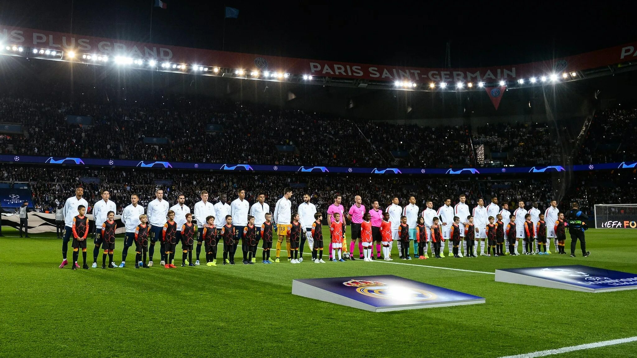 Где уефа. Гимн Лиги чемпионов. Champions League стадион. UEFA лига чемпионов. Исполнение гимна Лиги чемпионов.