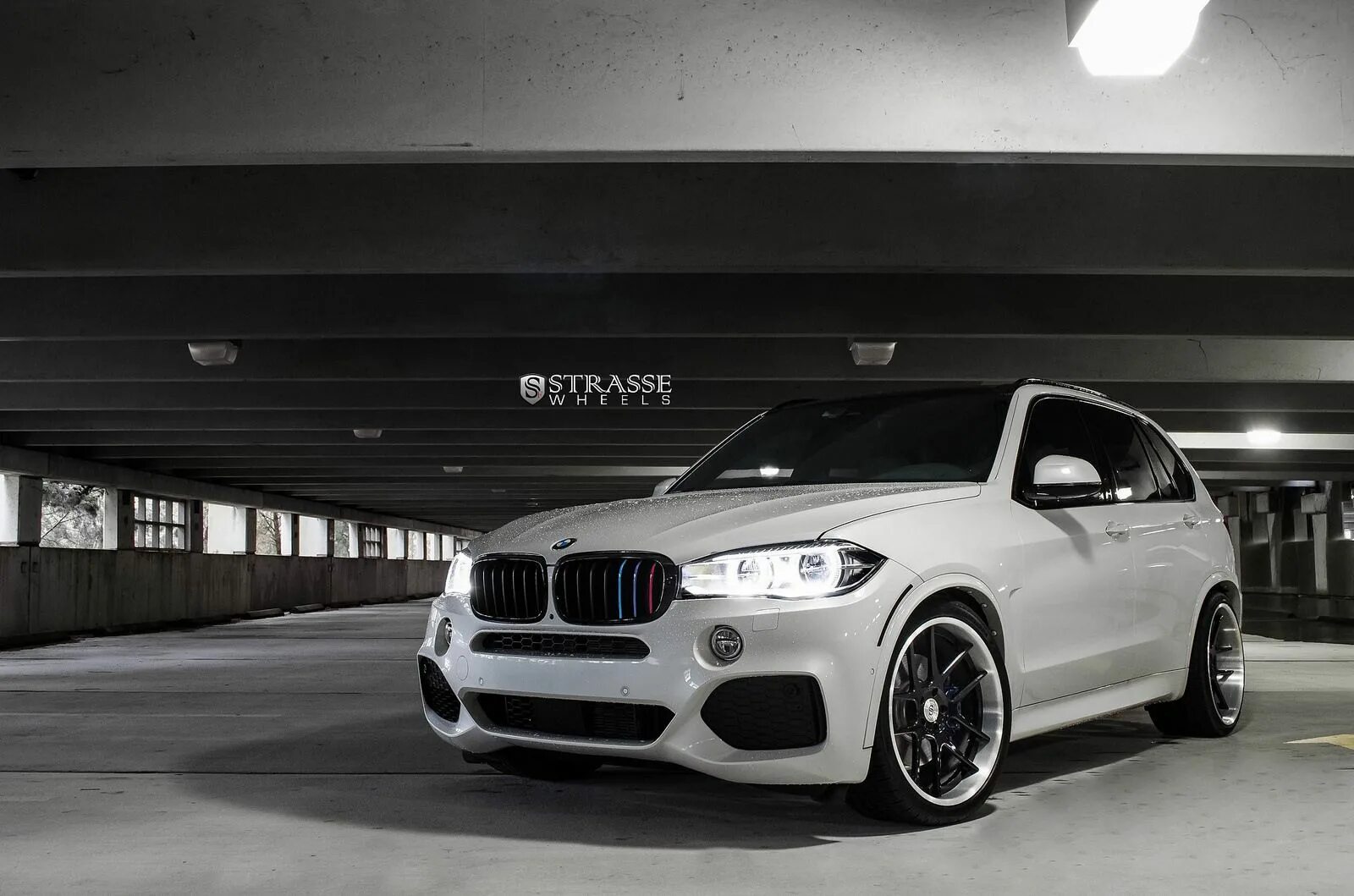 БМВ x5 f15 белый. BMW x5 белая. BMW x5m белый. BMW x5m Wheels Black.