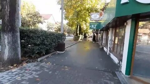 Не смотрят на улице