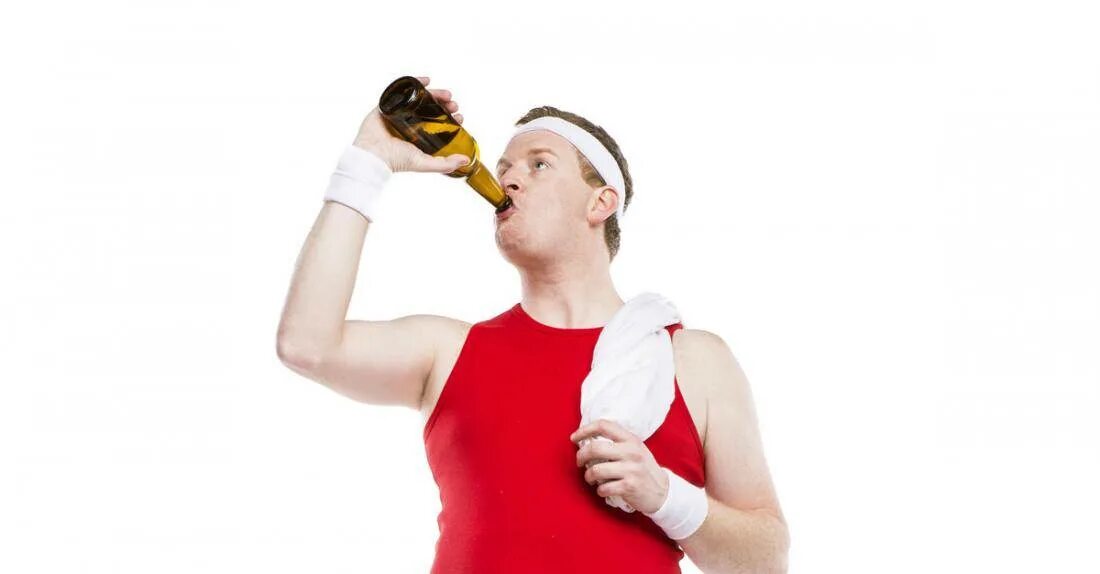 Накачали алкоголем. Пиво и спорт. Спортсмен с пивом. Спортсмен с алкоголем. Тренировка с пивом.