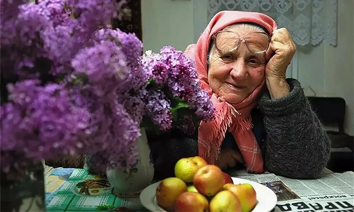 Сирень бабушки. Бабушка с сиренью. Мамина сирень. Добрая старушка. Милая старушка.