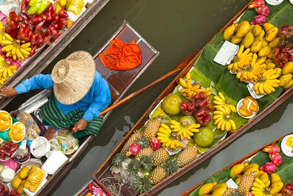 Фрукты в бангкоке. Плавучий рынок в Тайланде. Фрукты Тайланда. Бангкок фрукты. Тайланд рынок фрукты.