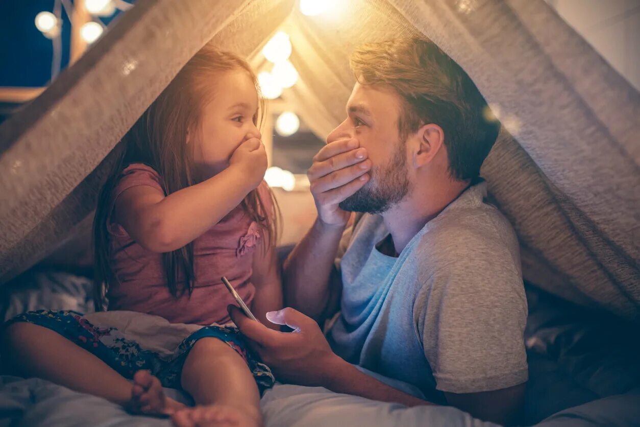 Loves his daughter. Маленькая девочка с папой. Фотосессия папа и дочка. Маленькие девочки с папами.