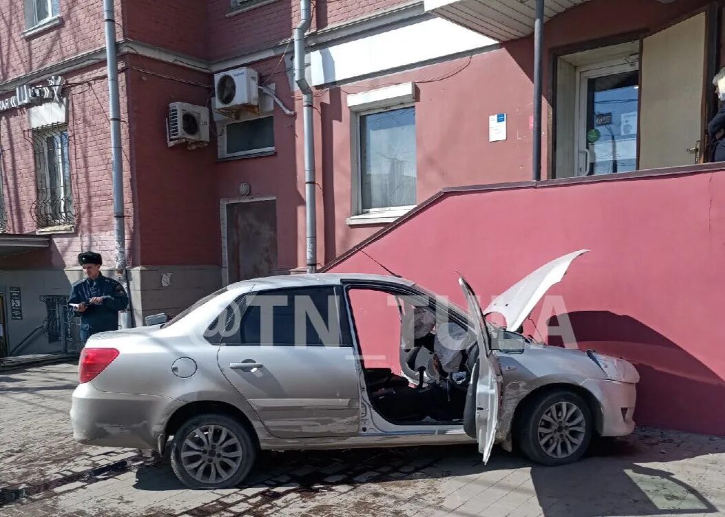 21 апреля тула. Авария на октябрьской тула. автоаварии в туле вчера. дтп на улице октябрьской в туле.