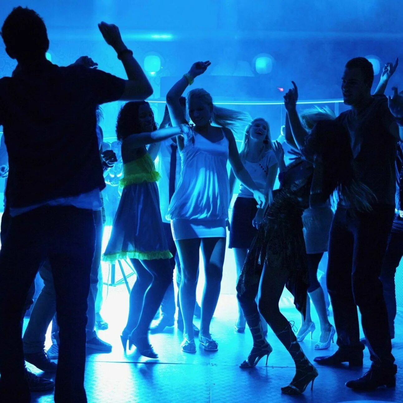 Ночной клуб ролики. Клубные танцы. Танцы в клубе. Школьная дискотека. Молодежная дискотека.
