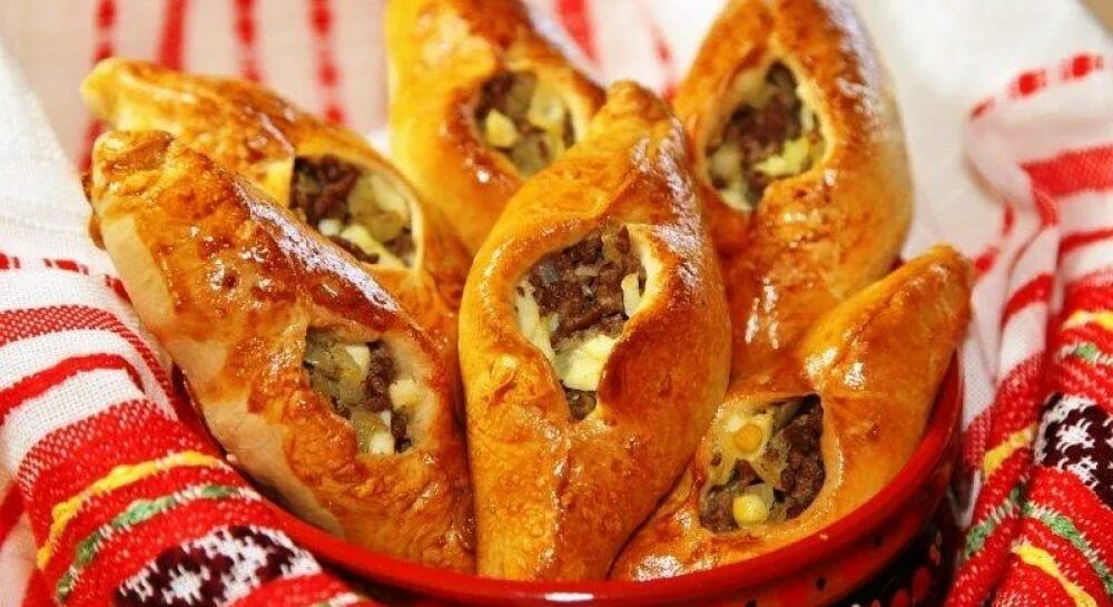 Расстегай с грибами. Расстегай с курицей. Расстегай с грибами. Rfcntufq. Пополамные расстегаи.