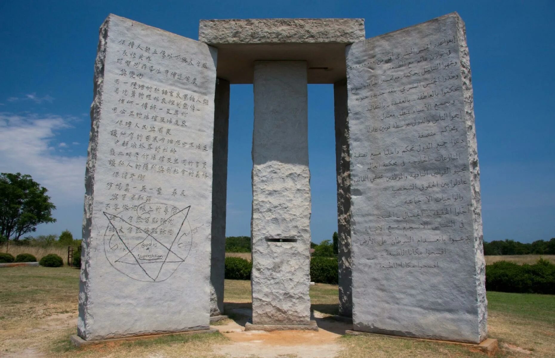 Памятник скрижали Джорджии штат Джорджия США. Памятник скрижали Джорджии. Джорджия памятник скрижали Джорджии. Памятник в Джорджии 500 миллионов.