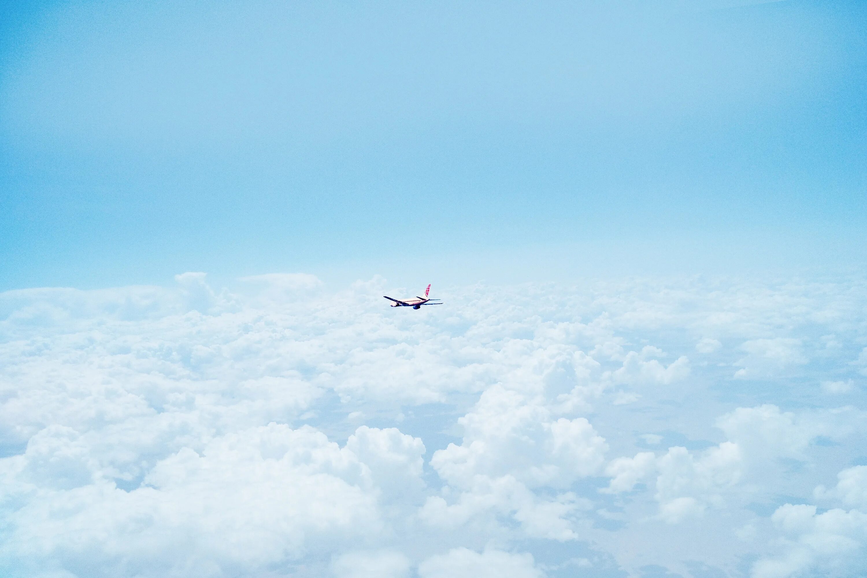 Самолет в небе. Самолет над облаками. Самолет в облаках. Фон самолет.
