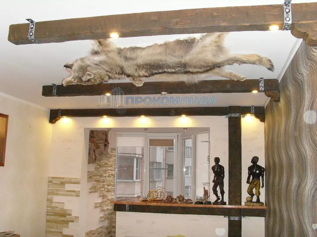 обыграть балку. колонны в интерьере квартиры. балки на бетонном потолке. обыграть балку. потолочные фальшбалки в интерьер.