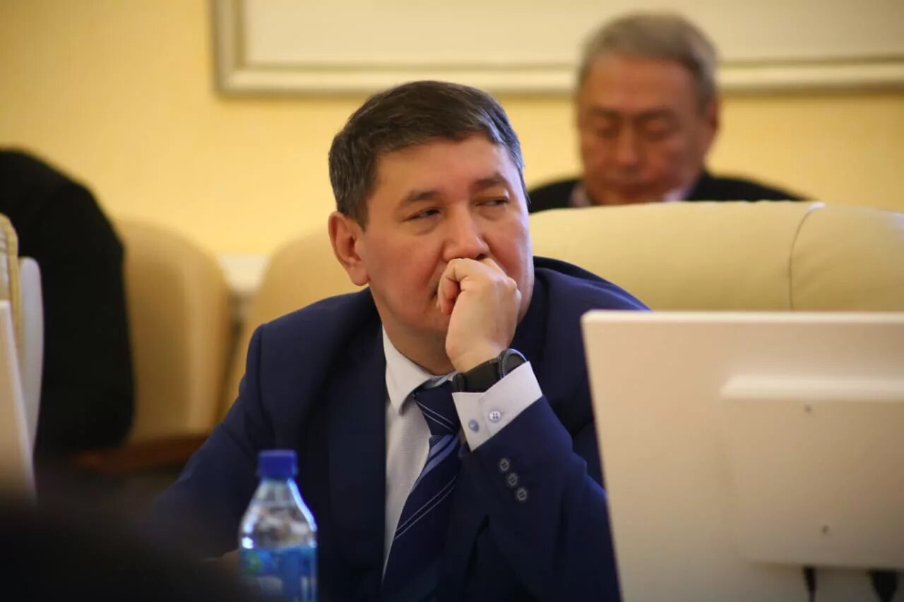Министр карелии охлопков. Охлопков михаил егорович министр. михаил охлопков карелия. охлопков министр здравоохранения карелии. михаил охлопков якутск.