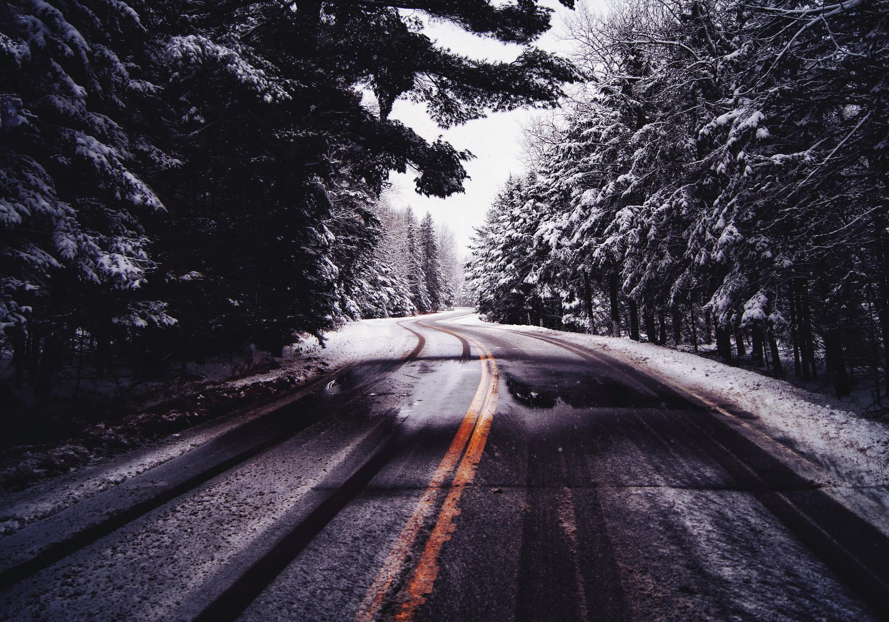 Зимняя дорога. Заснеженная дорога. Снег на дороге. Зимняя дорога в лесу.