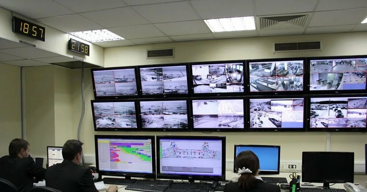 Оператор видеоконтроля. Видеонаблюдение в аэропорту. диспетчерская видеонаблюдения. система видеонаблюдения в аэропорту. оператор видеонаблюдения.