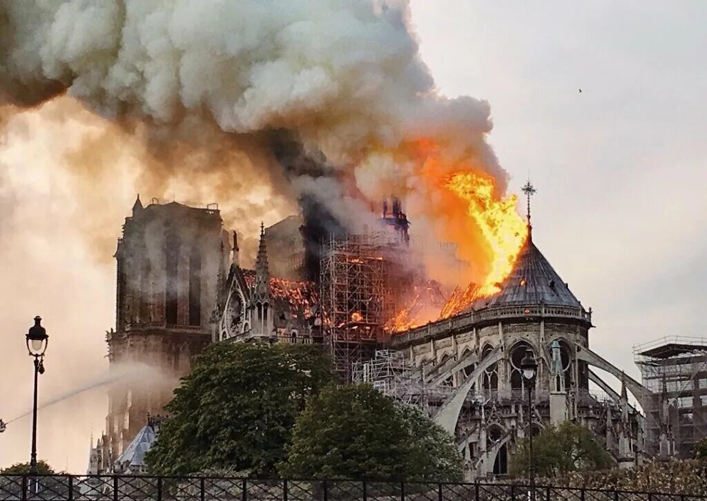 Собор нотердам де пари во франции пожар. Париж собор парижской богоматери пожар. Пожар во франции собор парижской богоматери. Нотердам де пари пожар. Париж собор парижской богоматери пожар.