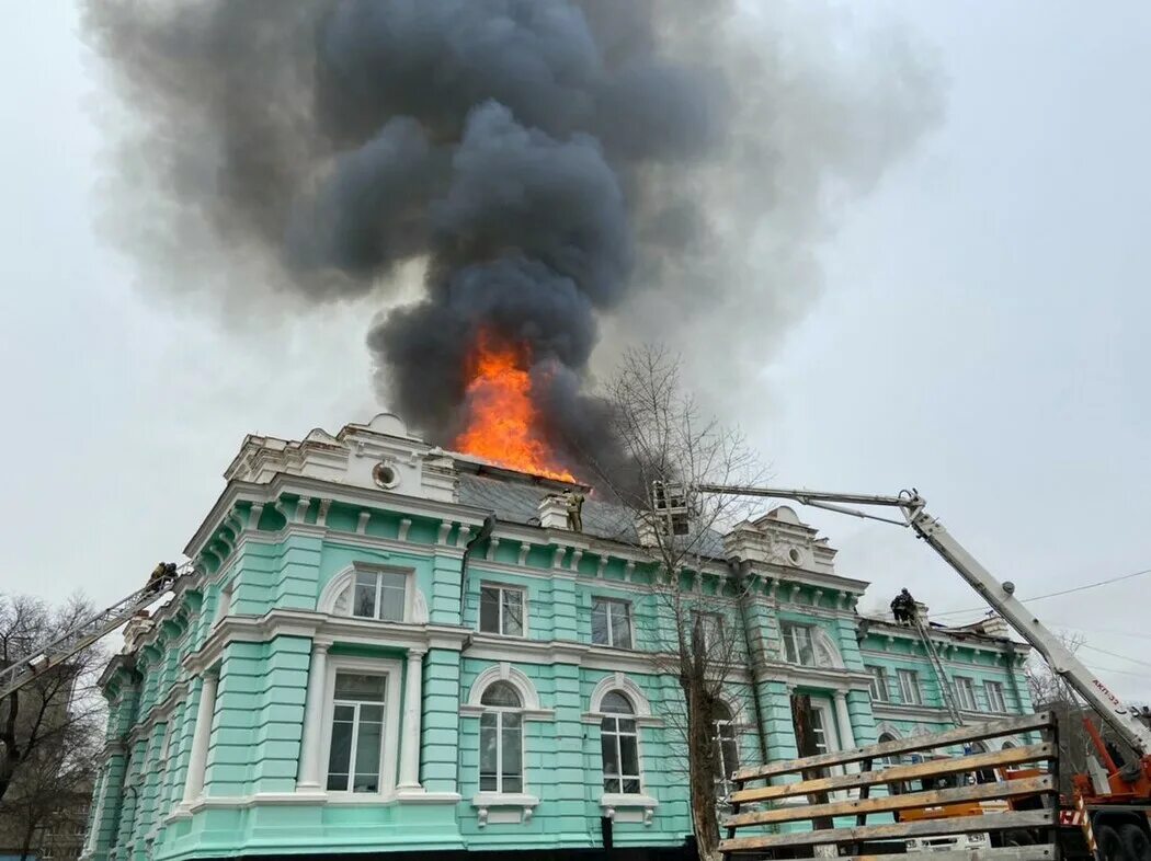 Пожар в здании. Пожары в зданиях и сооружениях. Горящее здание. Сгоревшее здание.