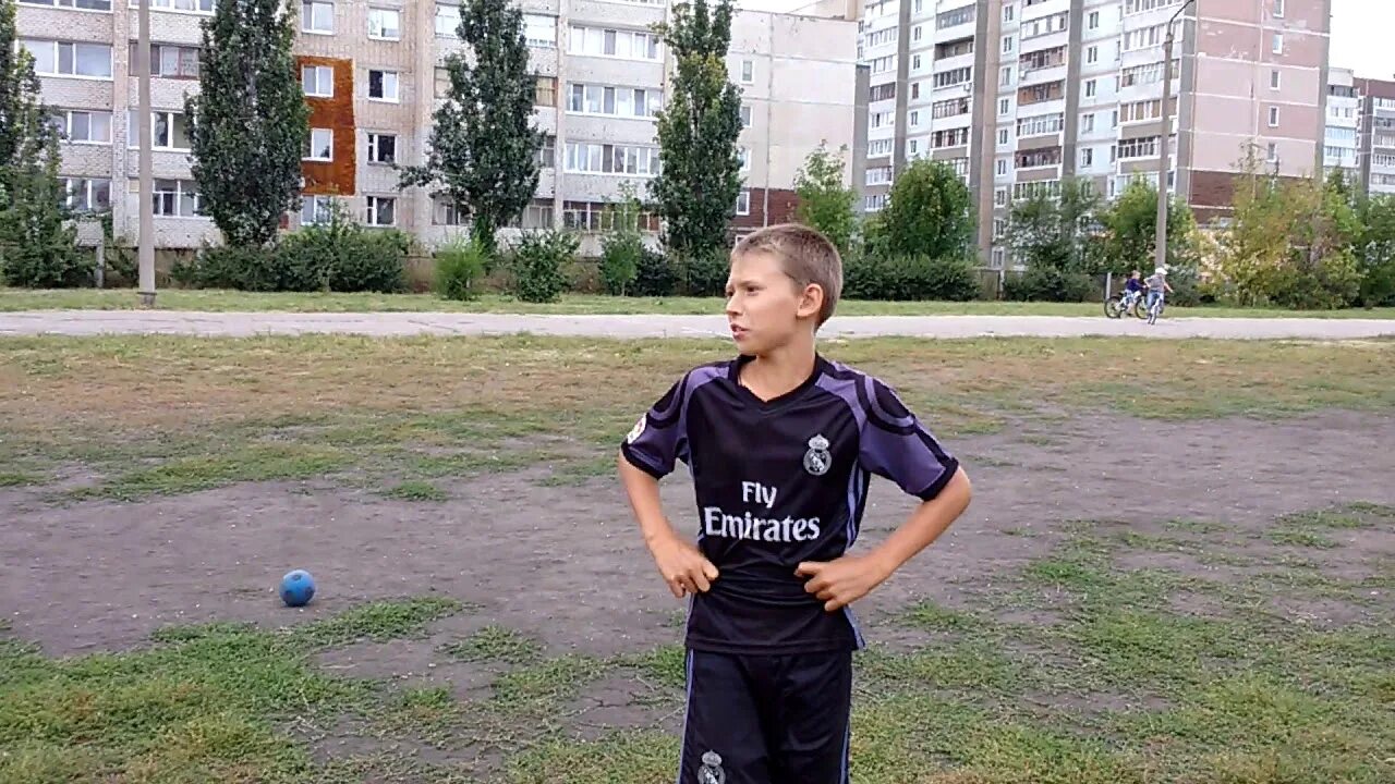 Футбольные челленджи. Футбол дома ЧЕЛЛЕНДЖ. Спортивные челленджи школьников фото. Крошка дома футбол. Как устроить футбол дома девочкам.