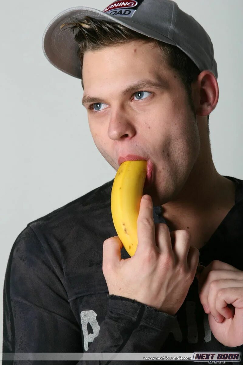 Сосание парней. Парень с бананом. Банан у мужчин. Мужик с бананом. Парень ест банан.