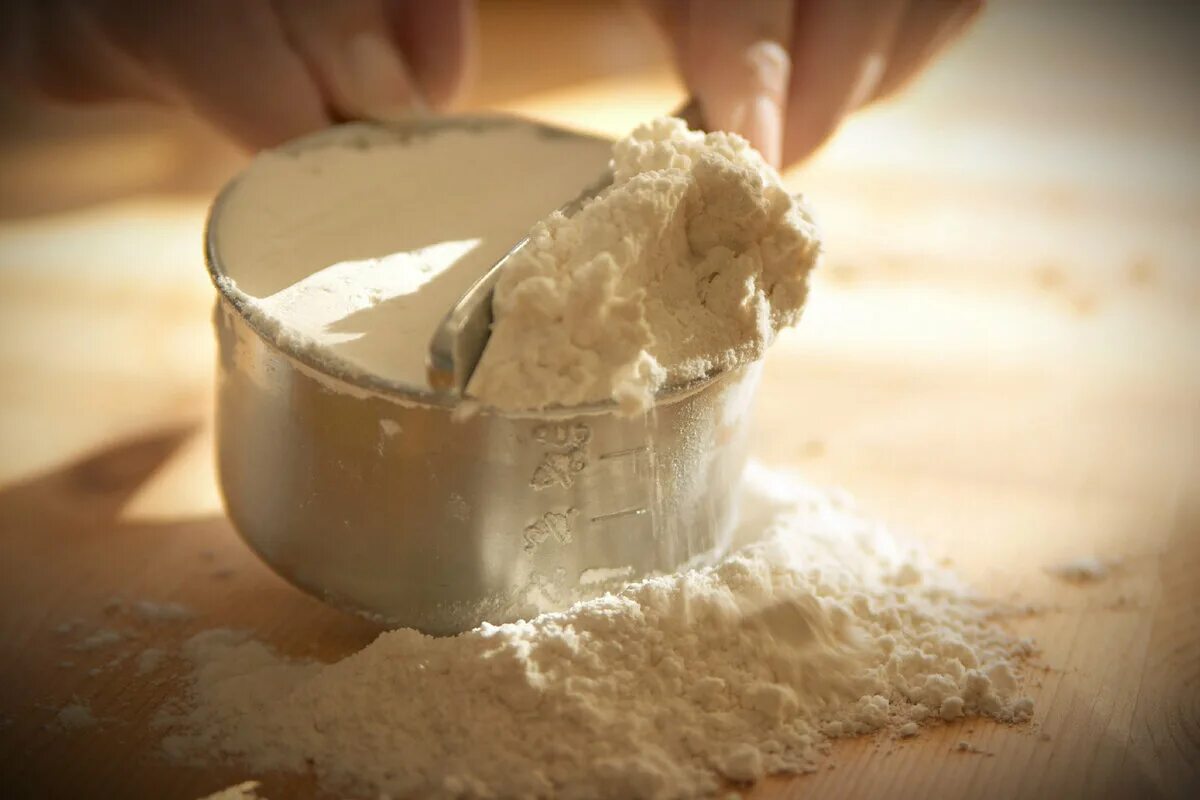 Замешиваем тесто. Солёное тесто для лепки рецепт. Мука из батата. Замес теста. Руки месят тесто.