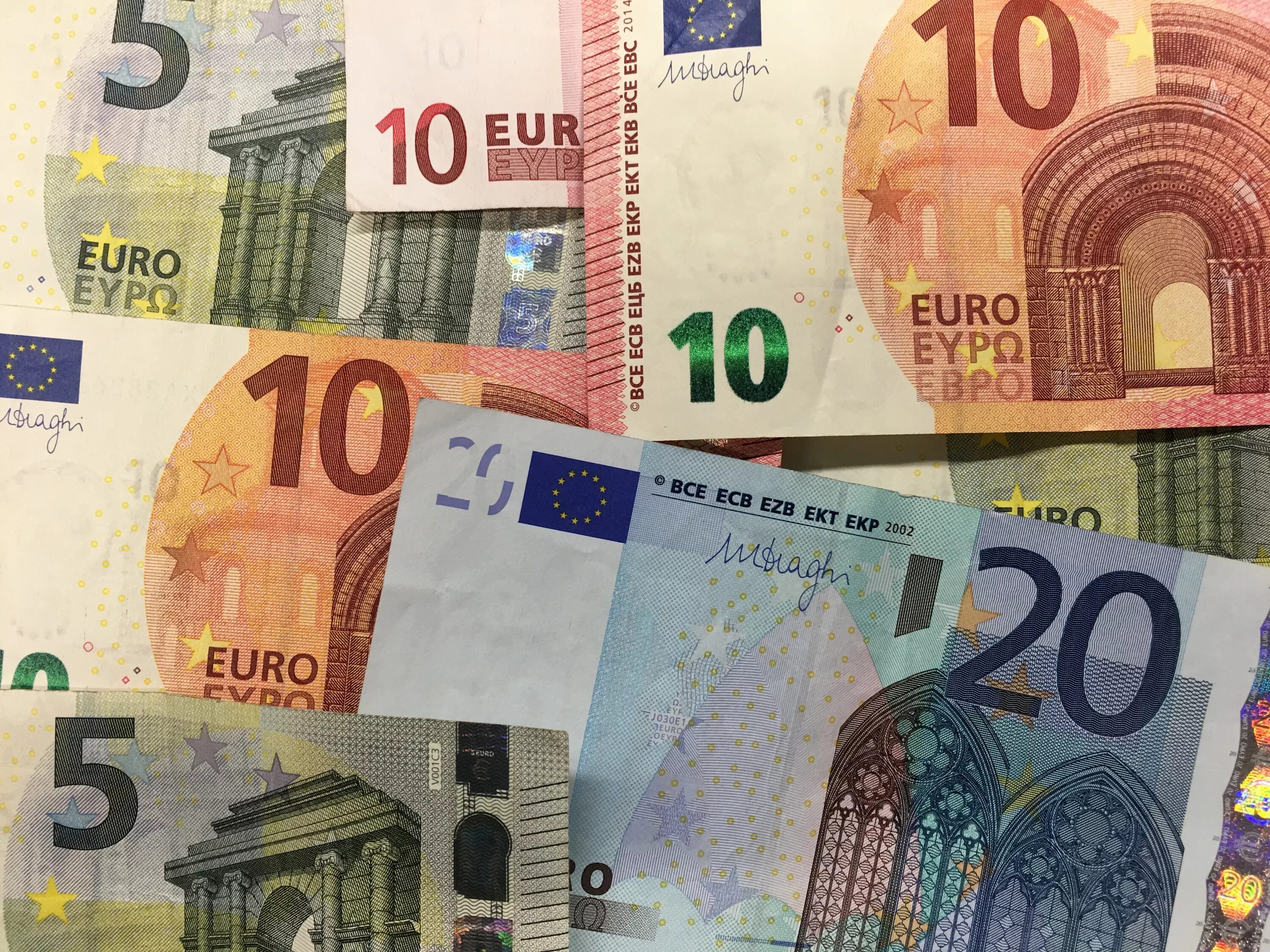 Самые крупные евро. 10 Евро купюра. Евро валюта купюра. Изображение банкнот евро. Евро фото.