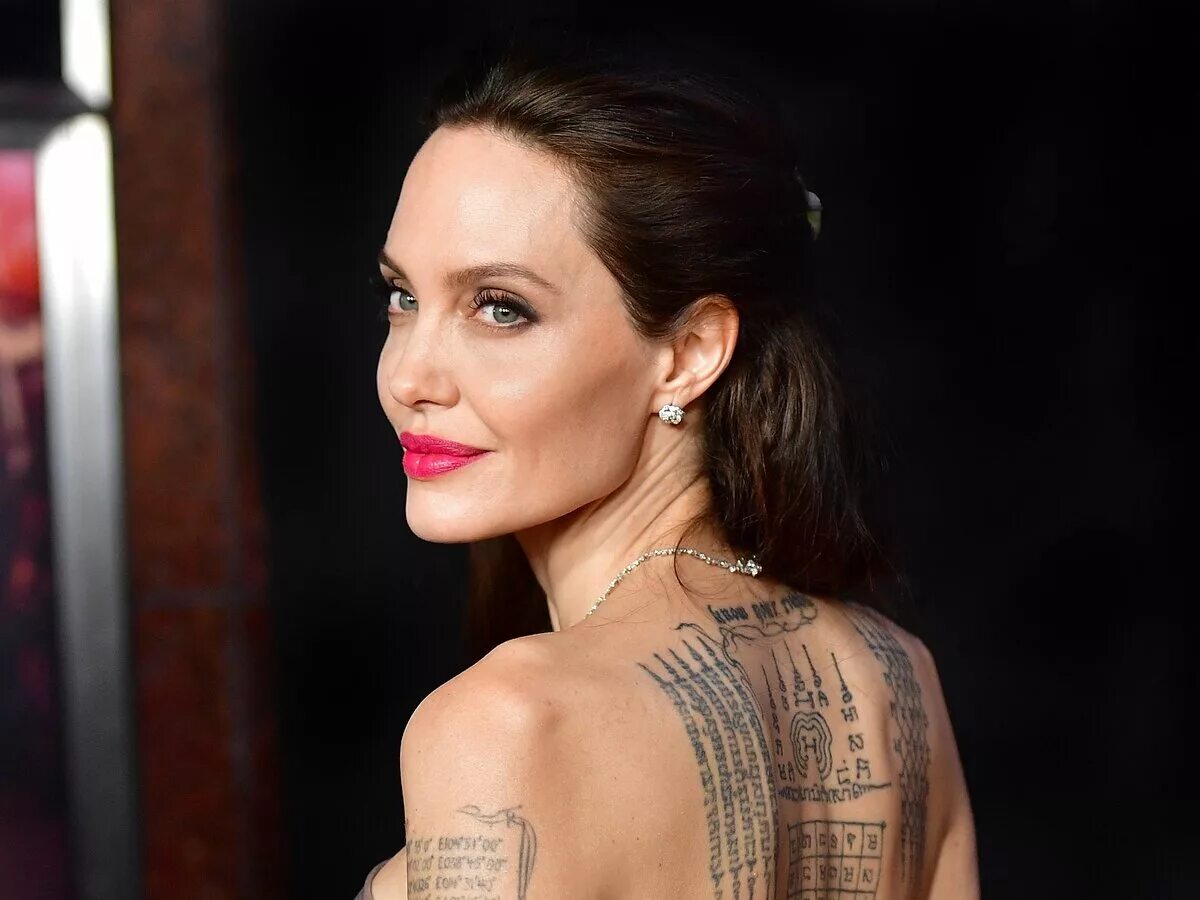 тату анджелины джоли. актрисы с тату. Lily collins татуировки. наколки джоли анджелины джоли. анджелина джоли фото.